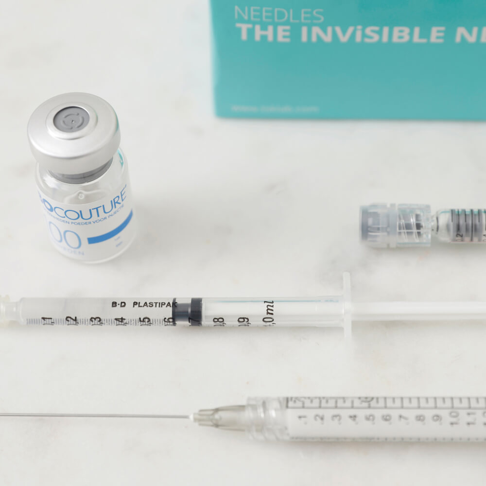Filler met injectienaald klaargelegd in de behandelkamer