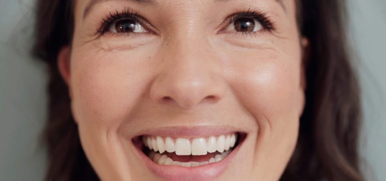Lachende vrouw met een natuurlijke uitstraling